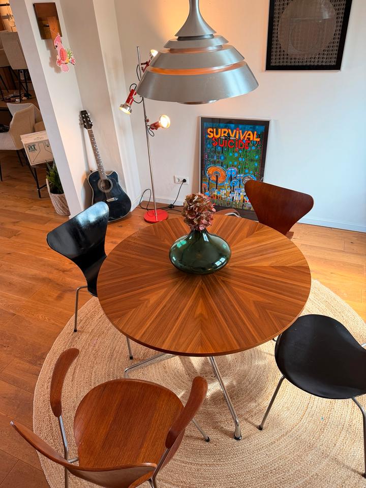 Vitra Eames Segmented Table & Fritz Hansen Serie 7 Stühle – Ansicht 12