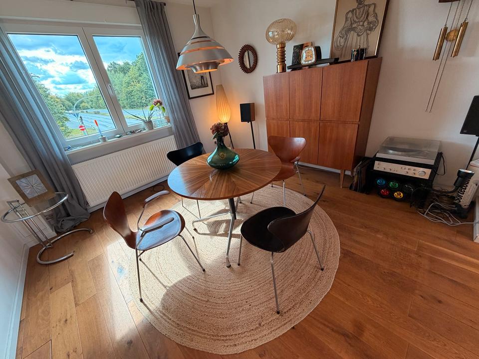 Vitra Eames Segmented Table & Fritz Hansen Serie 7 Stühle – Ansicht 10