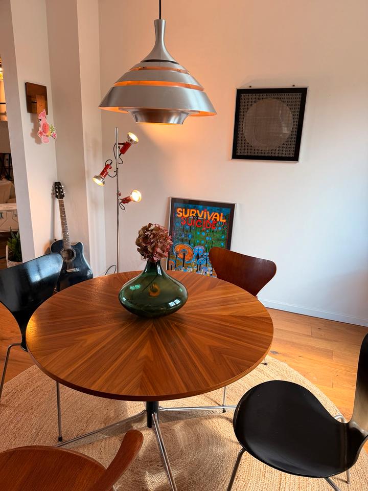 Vitra Eames Segmented Table & Fritz Hansen Serie 7 Stühle – Ansicht 13