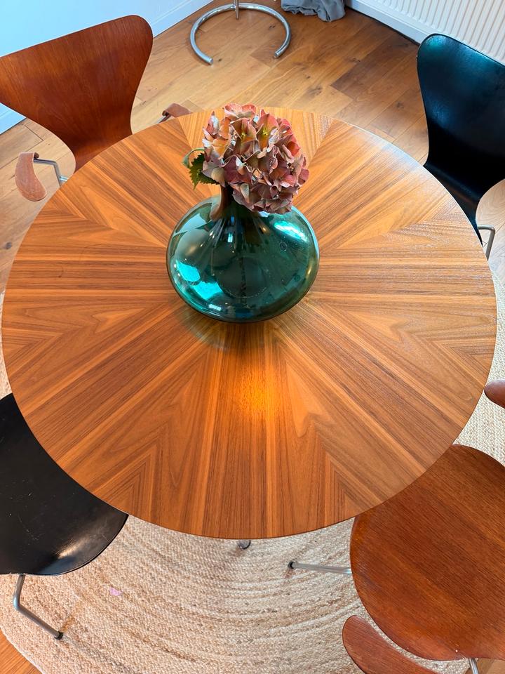 Vitra Eames Segmented Table & Fritz Hansen Serie 7 Stühle – Ansicht 3