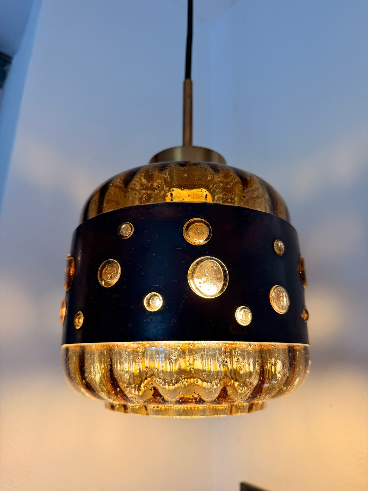 Pendelleuchte aus Bernsteinglas & Metall | 1960er/1970er – Gesamtansicht