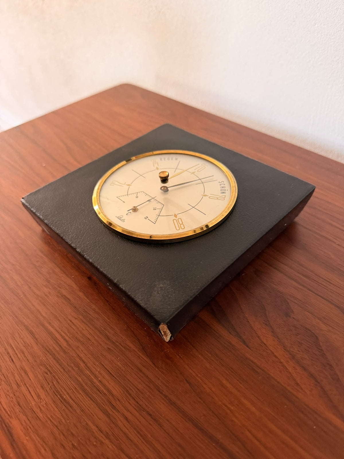 Scholz Barometer mit Thermometer | schwarzes Leder – Detailaufnahme 1