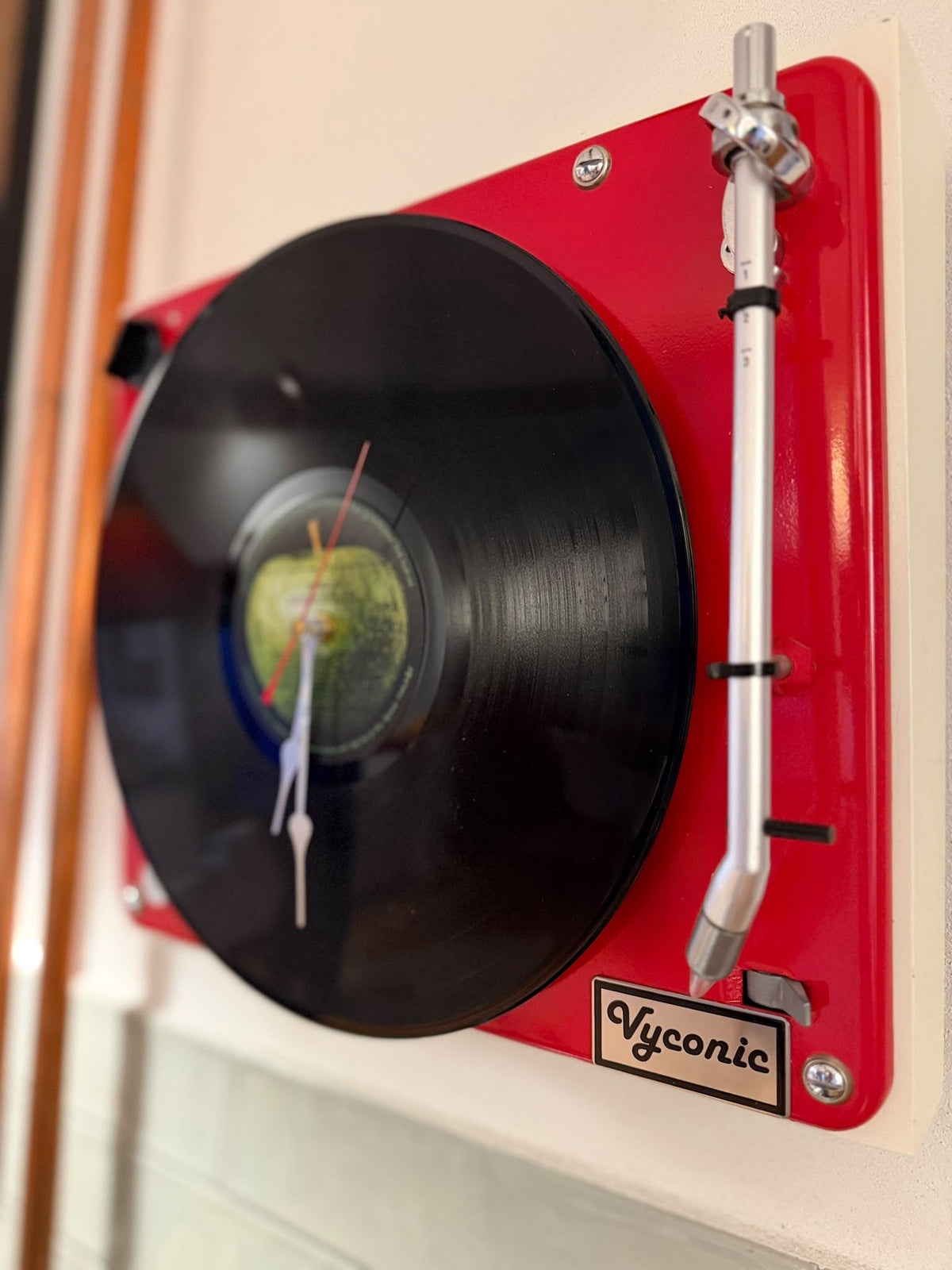 Vyconic Wanduhr | B&O Beogram 1000 & Beatles-Vinyl – Detailaufnahme 3