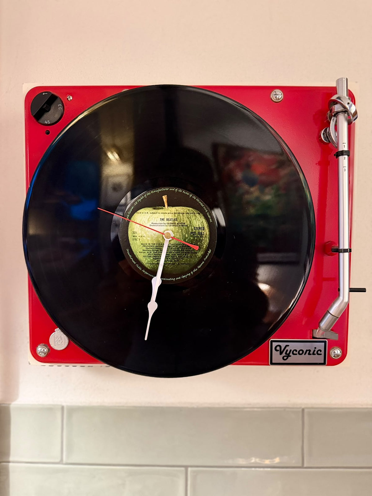 Vyconic Wanduhr | B&O Beogram 1000 & Beatles-Vinyl – Detailaufnahme 2
