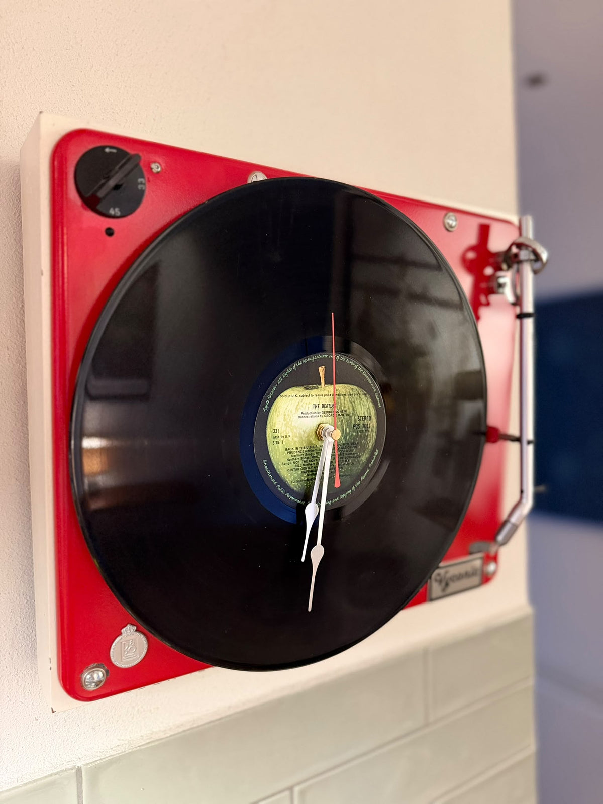 Vyconic Wanduhr | B&O Beogram 1000 & Beatles-Vinyl – Detailaufnahme 4