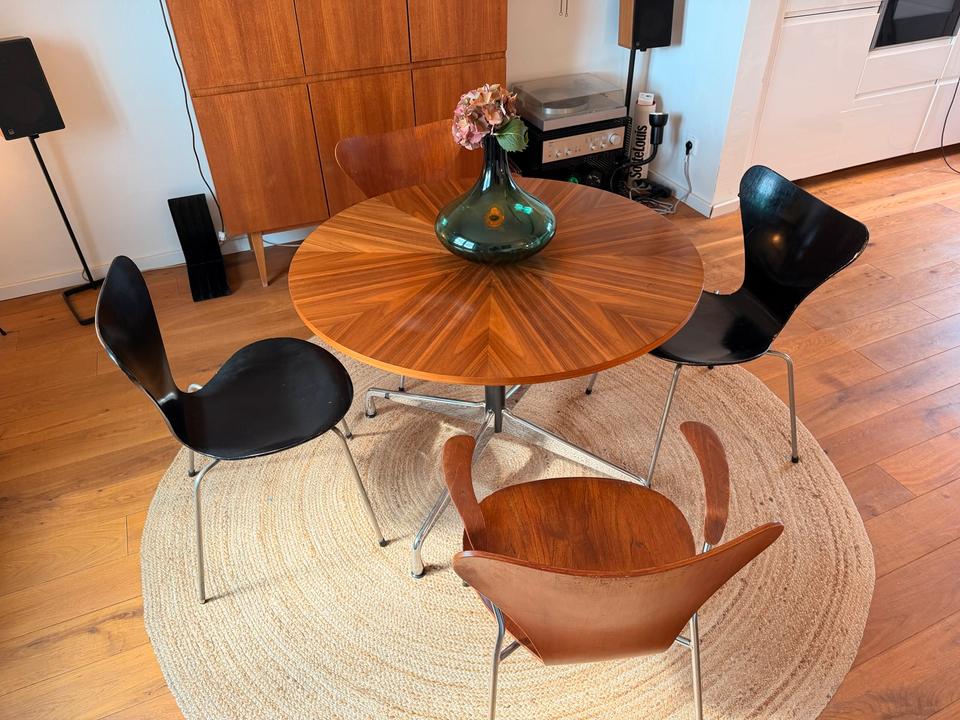 Vitra Eames Segmented Table & Fritz Hansen Serie 7 Stühle – Ansicht 8