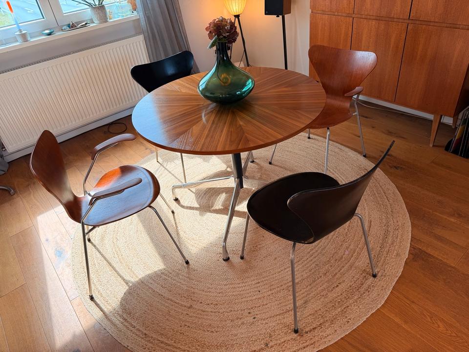 Vitra Eames Segmented Table & Fritz Hansen Serie 7 Stühle – Ansicht 9