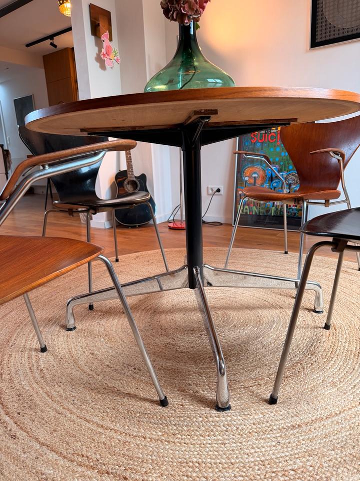 Vitra Eames Segmented Table & Fritz Hansen Serie 7 Stühle – Ansicht 6