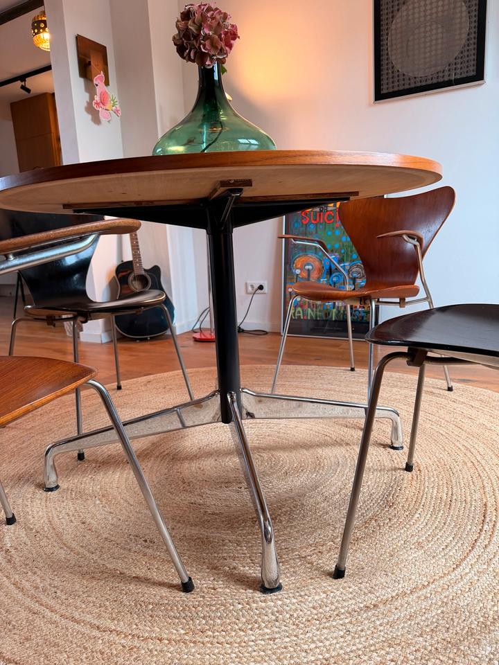 Vitra Eames Segmented Table & Fritz Hansen Serie 7 Stühle – Ansicht 7