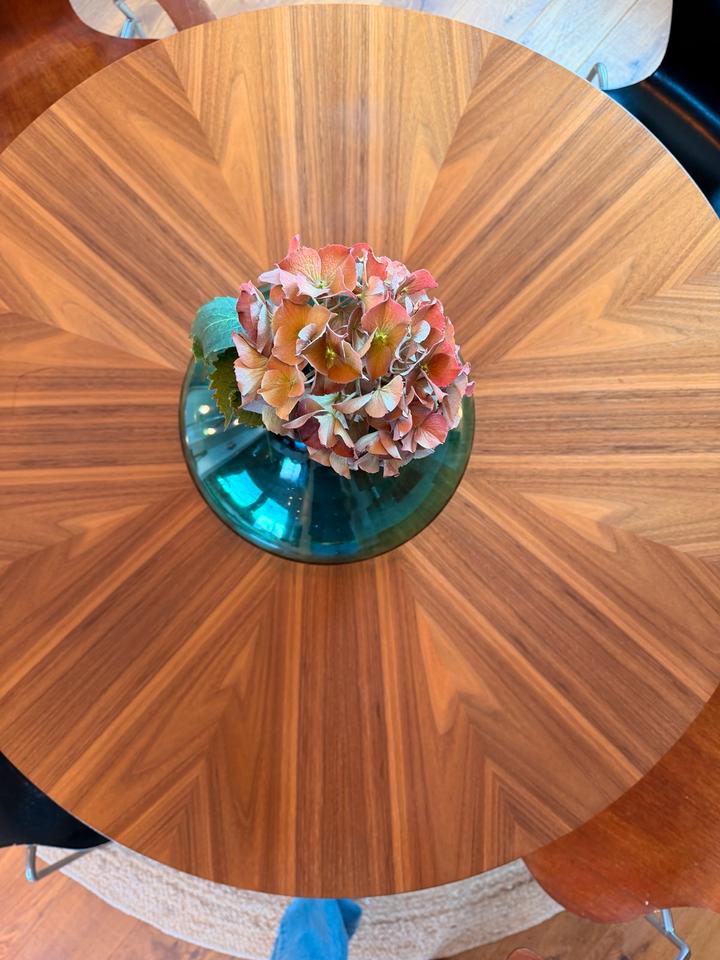Vitra Eames Segmented Table & Fritz Hansen Serie 7 Stühle – Ansicht 2