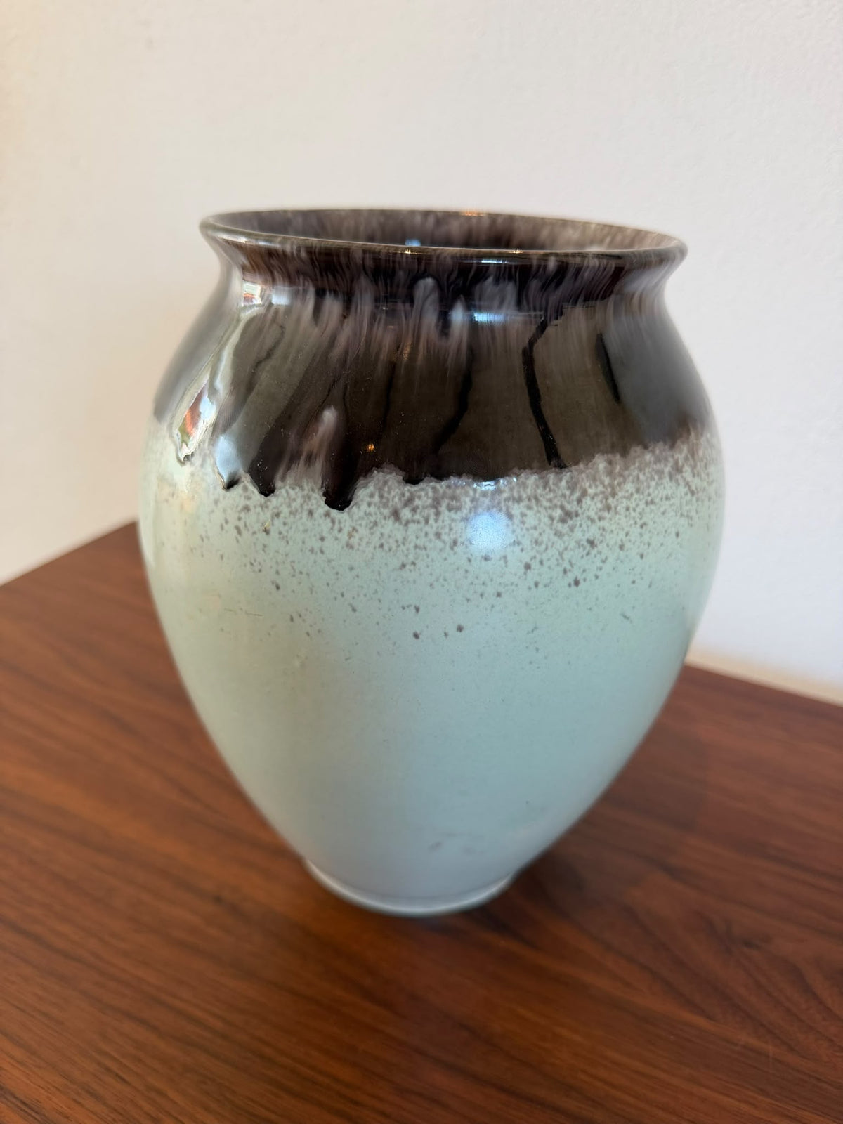 Keramikvase mit dunkler Tropfglasur | 1960er/1970er – Gesamtansicht