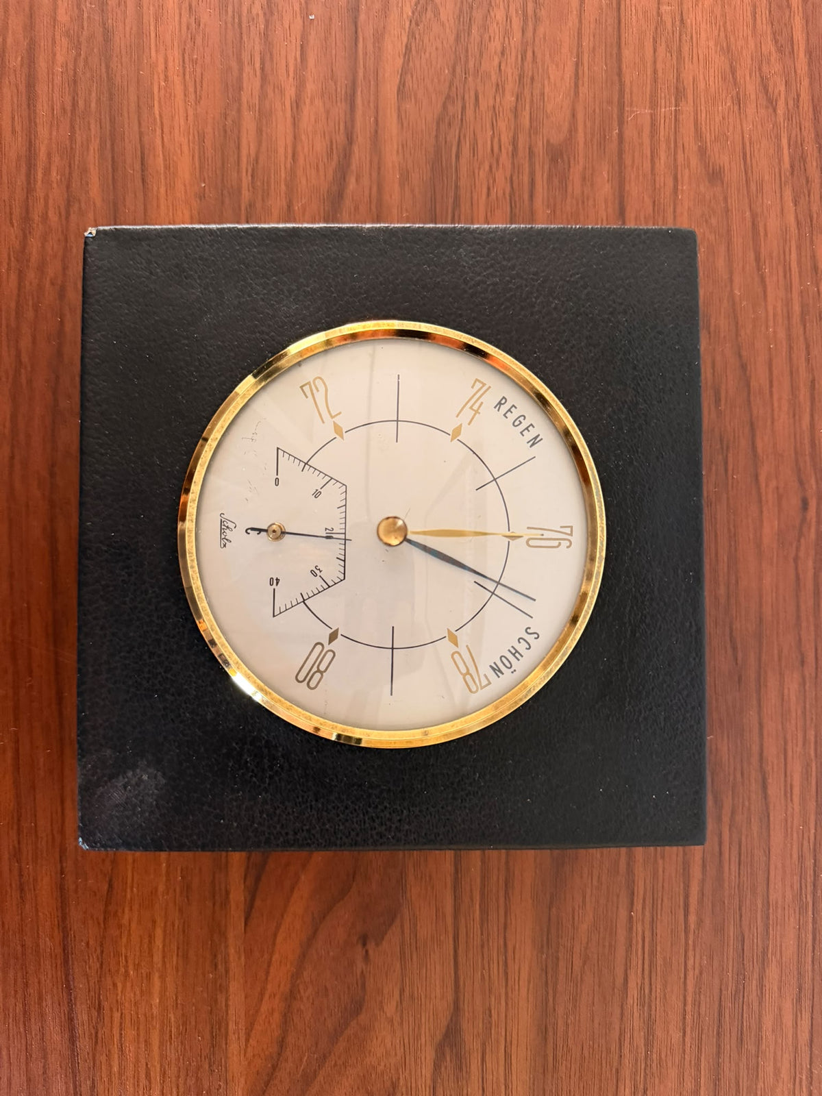 Scholz Barometer mit Thermometer | schwarzes Leder – Detailaufnahme 2