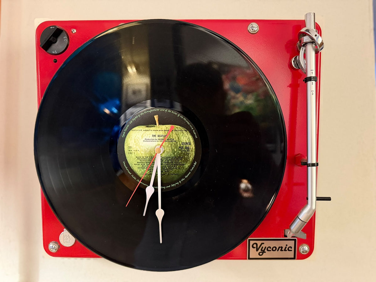 Vyconic Wanduhr | B&O Beogram 1000 & Beatles-Vinyl – Detailaufnahme 1