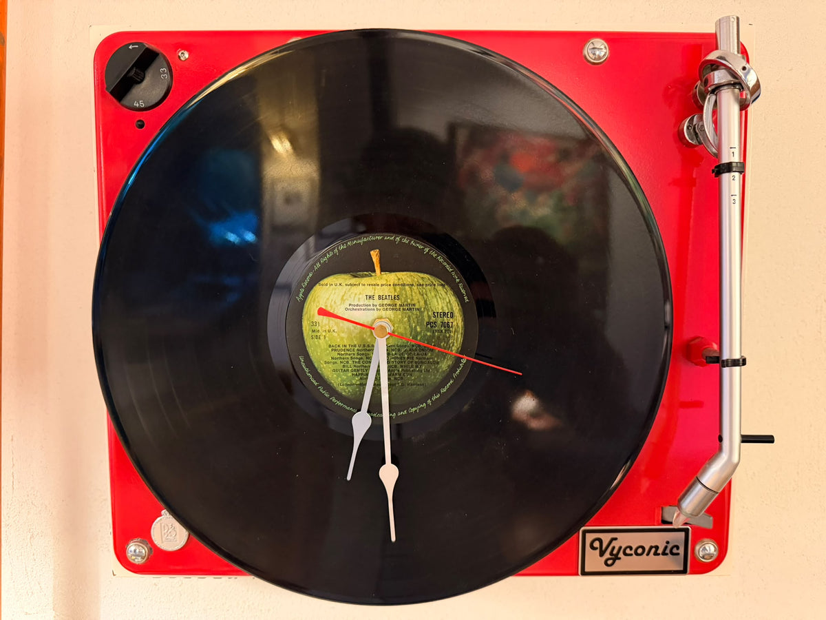 Vyconic Wanduhr | B&O Beogram 1000 & Beatles-Vinyl – Gesamtansicht