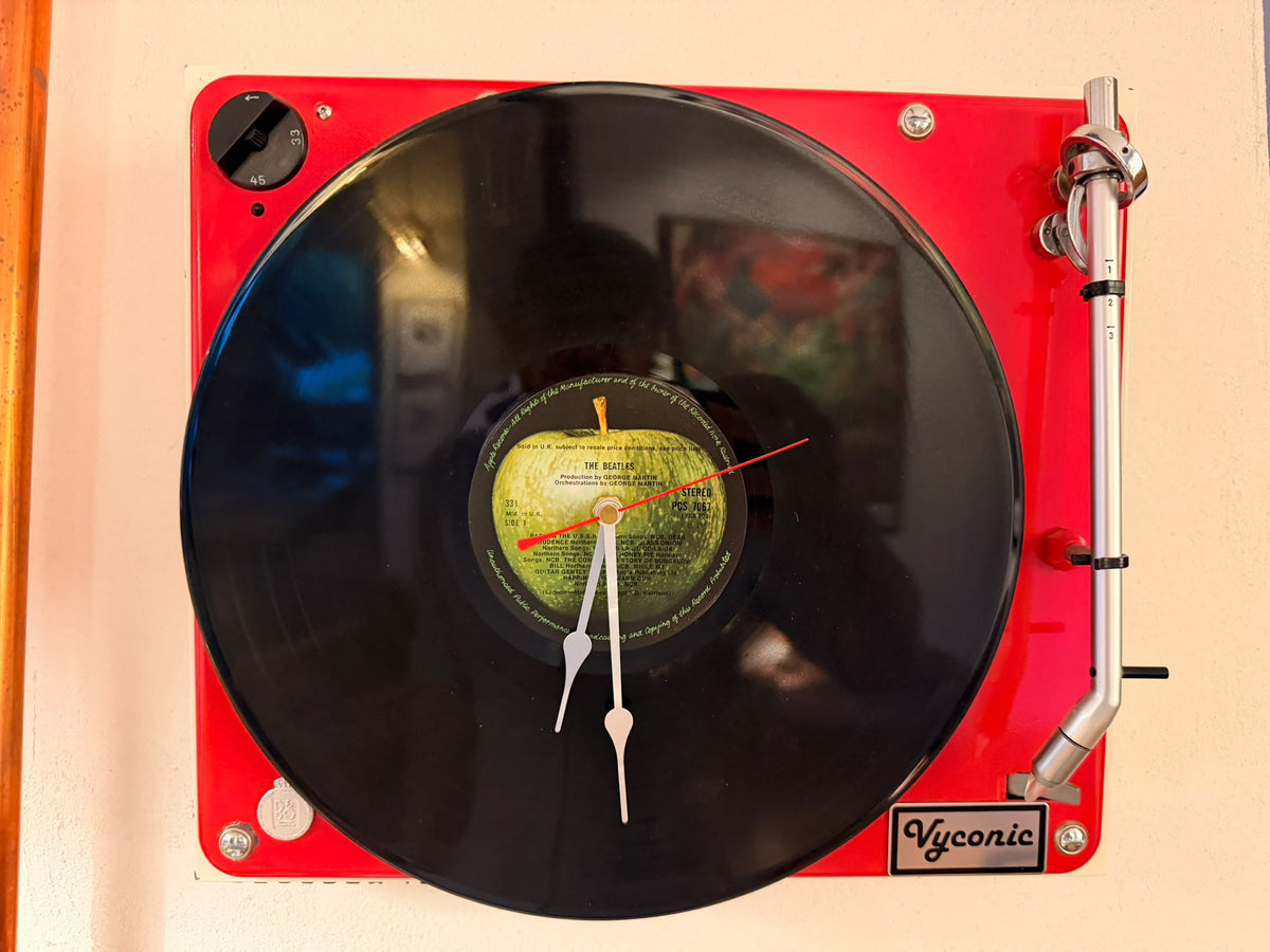 Vyconic Wanduhr | B&O Beogram 1000 & Beatles-Vinyl – Detailaufnahme 8