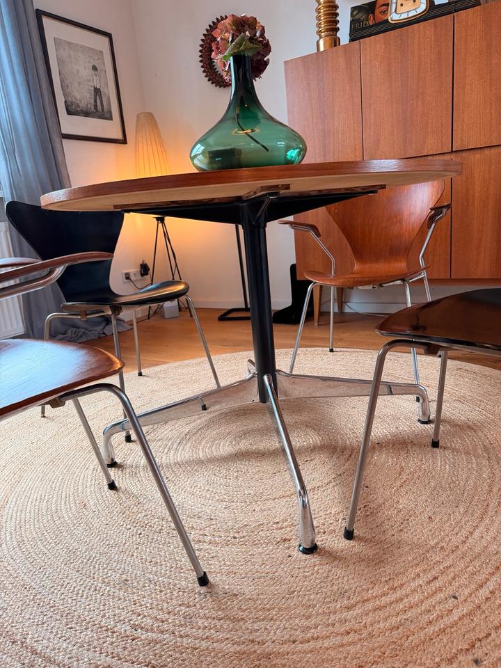 Vitra Eames Segmented Table & Fritz Hansen Serie 7 Stühle – Ansicht 4