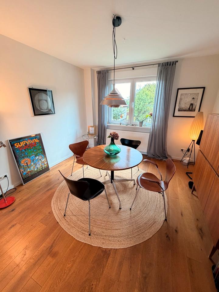 Vitra Eames Segmented Table & Fritz Hansen Serie 7 Stühle – Ansicht 11