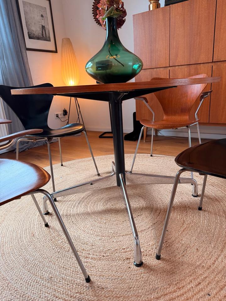 Vitra Eames Segmented Table & Fritz Hansen Serie 7 Stühle – Ansicht 5