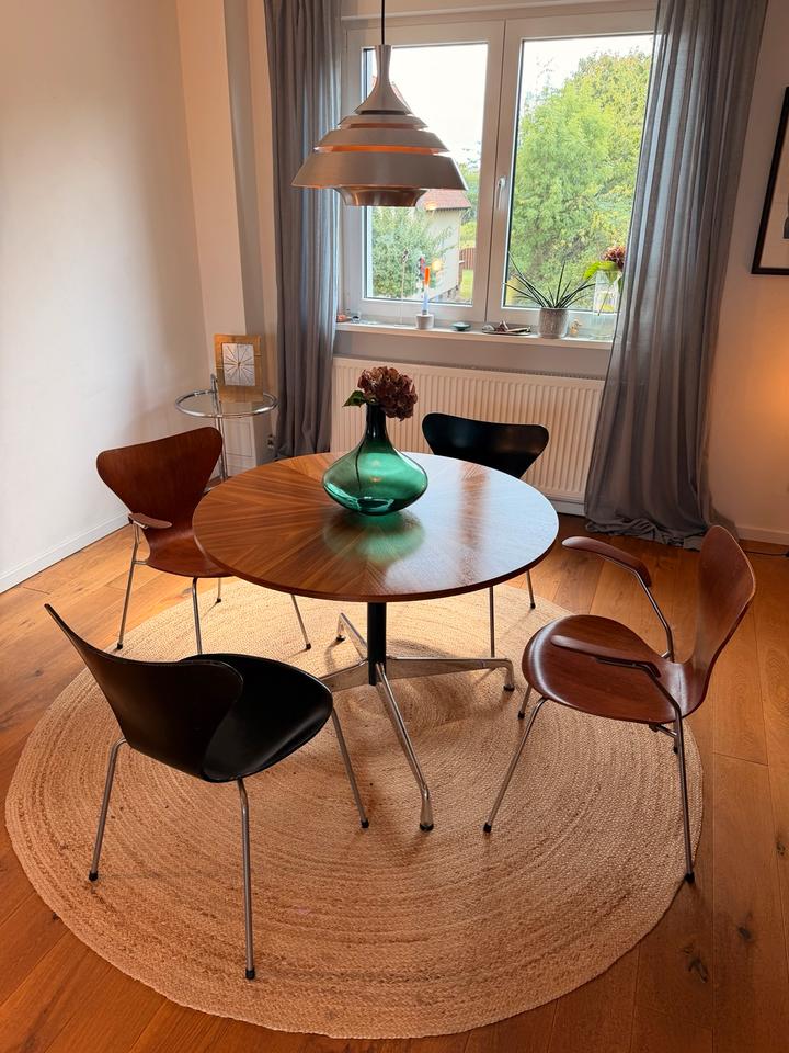 Vitra Eames Segmented Table & Fritz Hansen Serie 7 Stühle