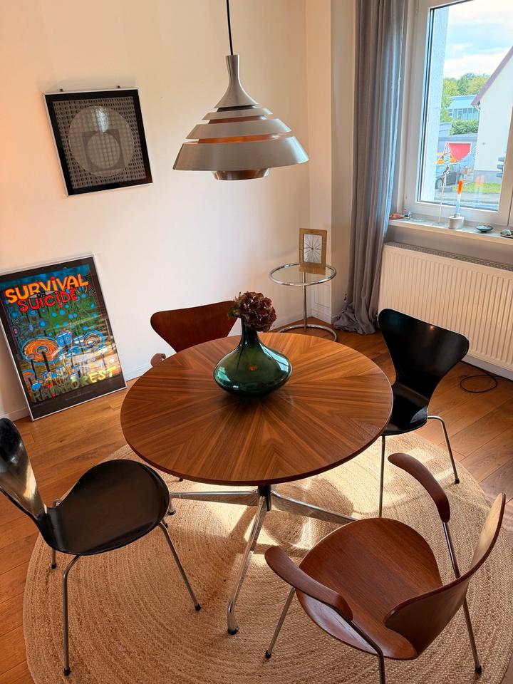 Vitra Eames Segmented Table & Fritz Hansen Serie 7 Stühle – Ansicht 14
