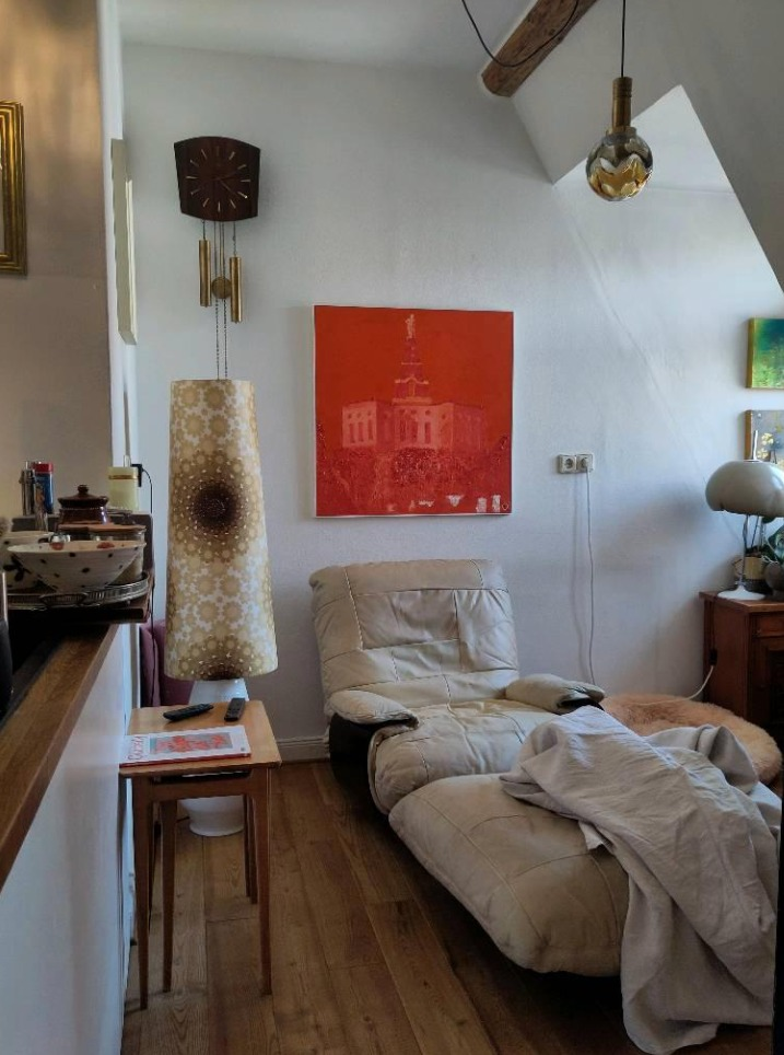 Junghans-Wanduhr über einem persönlichen Sitzplatz in einem Kundeninterieur